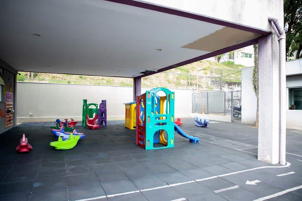 Modelo de pátio nas escolas municipais de Barueri. Obras de reforma na Escola Municipal Maternal Maria Sueli da Silva, no Vale do Sol.