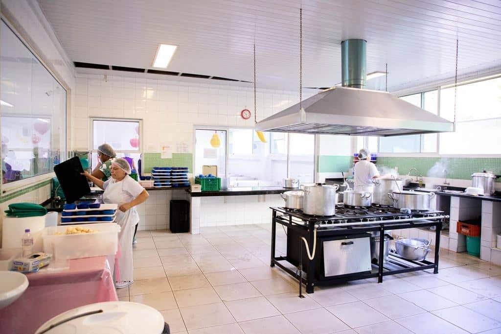 Modelo de cozinha nas escolas municipais de Barueri. Obras de reforma na Escola Municipal Maternal Maria Sueli da Silva, no Vale do Sol.