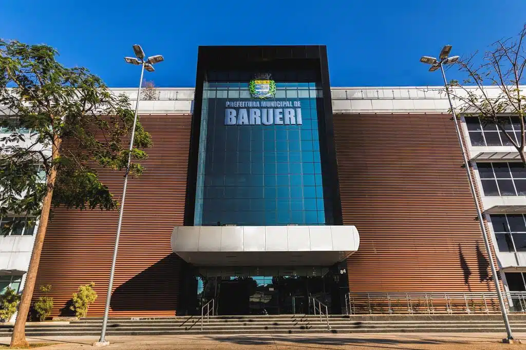 Frente do Paço Municipal de Barueri, São Paulo