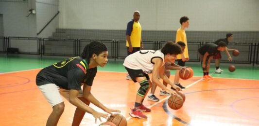 Basquete de Barueri cresce e reúne 660 alunos em aulas gratuitas nos ginásios municipais Basquete movimenta alunos das Escolas de Barueri