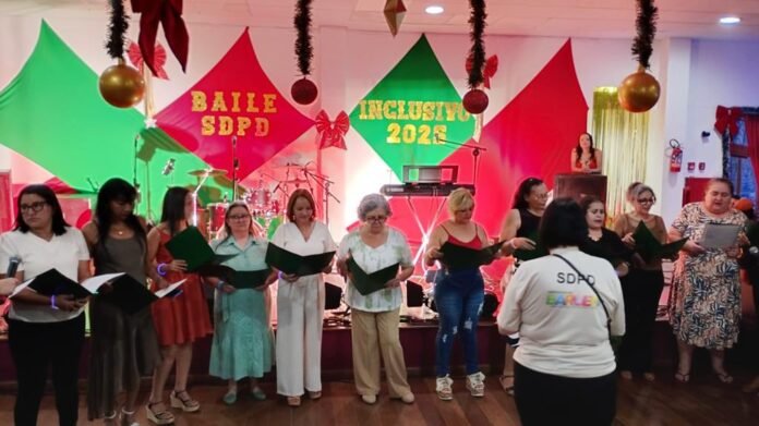 Pessoas dançando e se divertindo no Baile Inclusivo em Barueri organizado pela SDPD