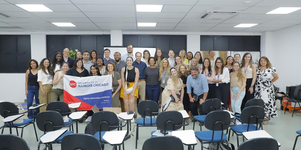 Médicos e residentes durante atendimento na UBS Roque Ribeiro Machado