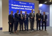 Barueri: Secretaria de Inovação e Tecnologia (SIT) encerra 2025 com prêmios e ampla conectividade Secretário Jonatas Randal da SIT Barueri recebendo prêmio de inovação tecnológica