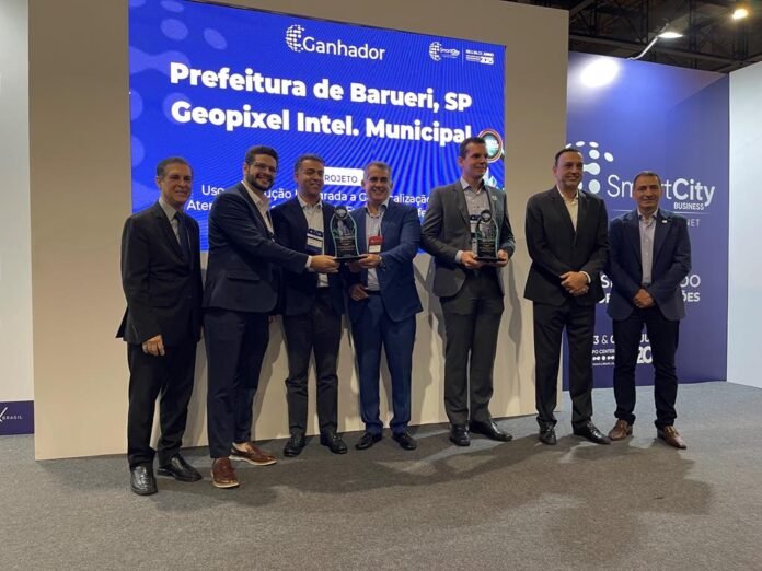 Secretário Jonatas Randal da SIT Barueri recebendo prêmio de inovação tecnológica