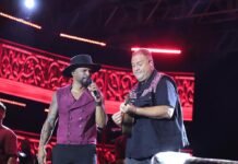 Xand Avião e Alexandre Pires reúnem multidão no Natal Encantado de Barueri Alexandre Pires dançando no palco do Natal Encantado