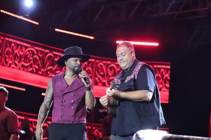 Alexandre Pires dançando no palco do Natal Encantado