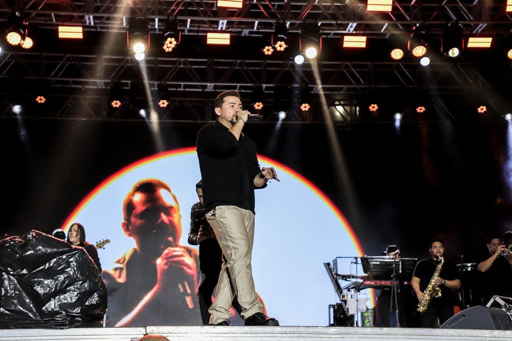 Xand Avião cantando para multidão no Ginásio José Corrêa em Barueri