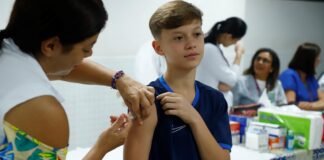 Saúde de Barueri fecha 2025 com avanços históricos e gestão estratégica de Beto Piteri Prefeito Beto Piteri entregando chaves das novas ambulâncias