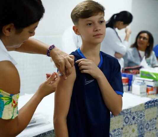 Saúde de Barueri fecha 2025 com avanços históricos e gestão estratégica de Beto Piteri Prefeito Beto Piteri entregando chaves das novas ambulâncias