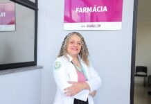 Efeitos colaterais do Omeprazol: Pesquisadora de Barueri ganha destaque mundial com alerta sobre riscos Pesquisadora Andréa Santana de Brito segurando tese sobre efeitos colaterais do Omeprazol