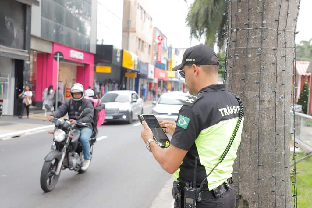 Agentes da Semurb de Barueri operando viaturas em ponto de prevenção - foto  Secom Barueri Ana Guice