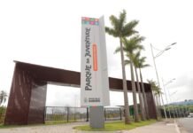 Descubra o Parque da Juventude Rubens Furlan Júnior: O novo cartão-postal de Barueri Vista aérea do Parque da Juventude Rubens Furlan Júnior em Barueri, destacando as pistas de skate e o campo de rugby.