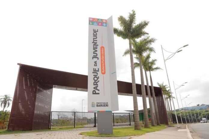 Vista aérea do Parque da Juventude Rubens Furlan Júnior em Barueri, destacando as pistas de skate e o campo de rugby.