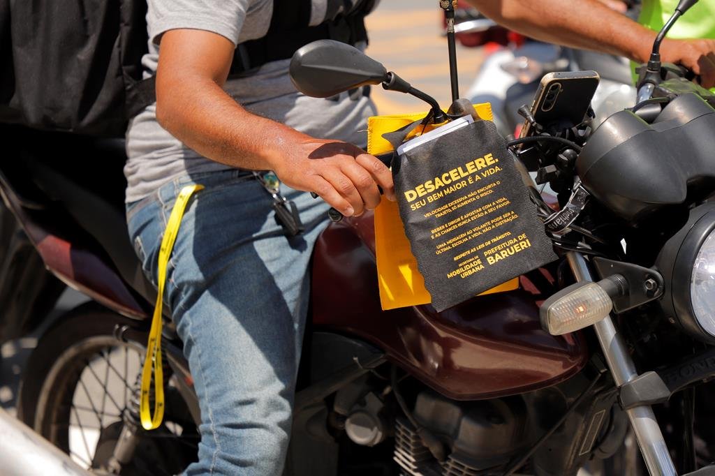 Agentes da Semurb Barueri em operação de fiscalização e educação no trânsito 1