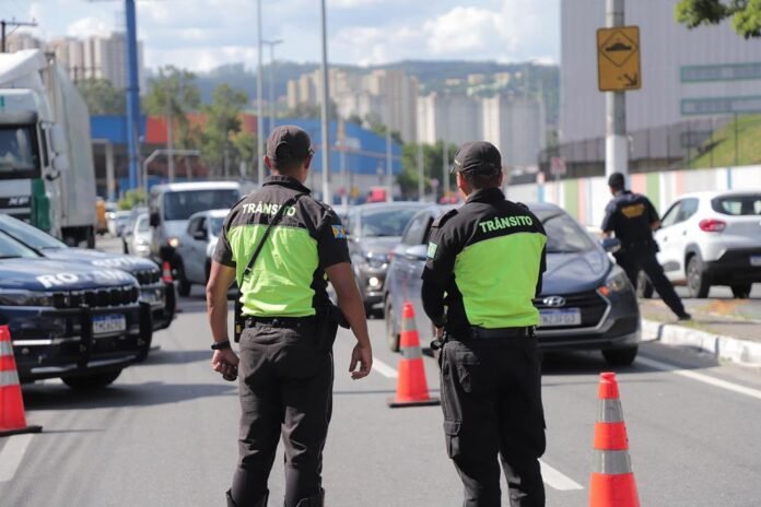 Agentes da Semurb Barueri em operação de fiscalização e educação no trânsito