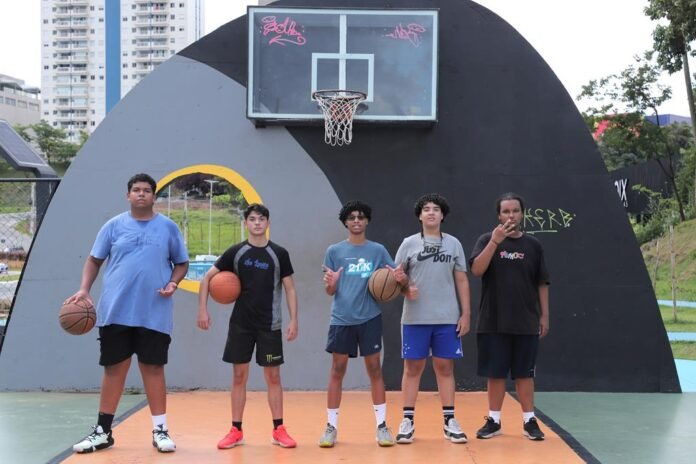 Barueri vira referência em streetball com quadras 24h e infraestrutura profissional. Confira os locais no Jardim Belval, Aldeia e Alphaville