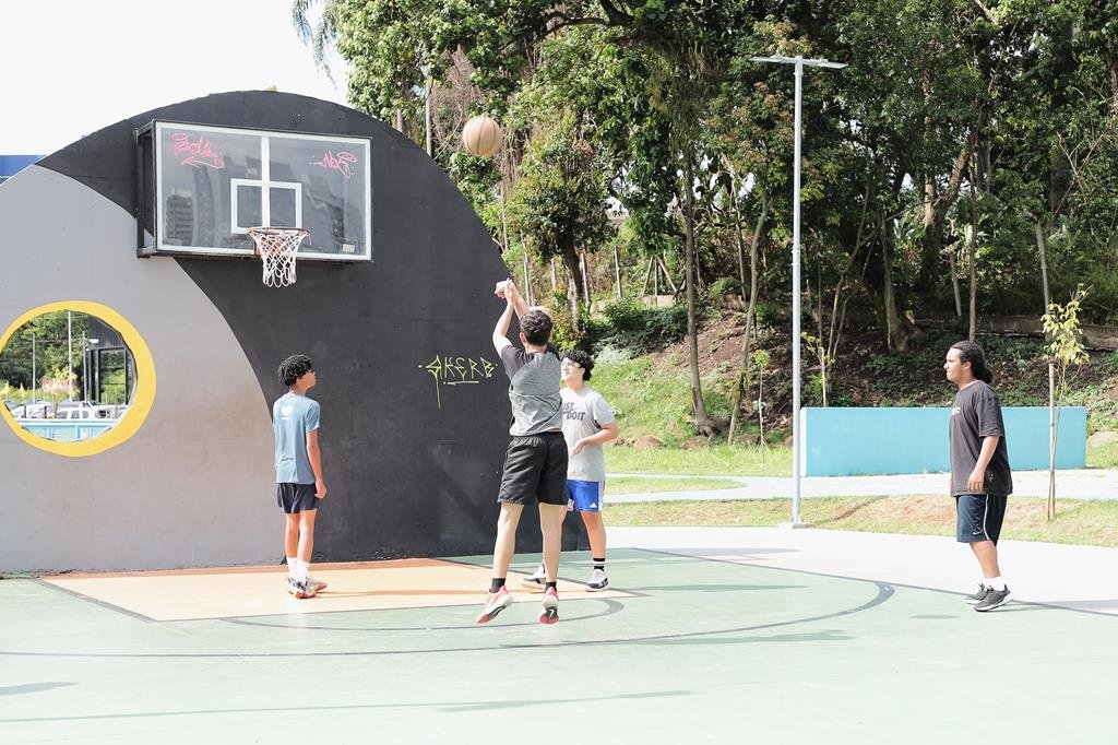 Barueri vira referência em streetball com quadras 24h e infraestrutura profissional. Confira os locais no Jardim Belval, Aldeia e Alphaville