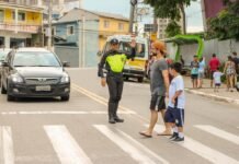 Volta às aulas em Barueri: Semurb reforça segurança no trânsito com ações educativas Agentes de trânsito de Barueri realizando ação educativa de volta às aulas com pedestres e motoristas 1