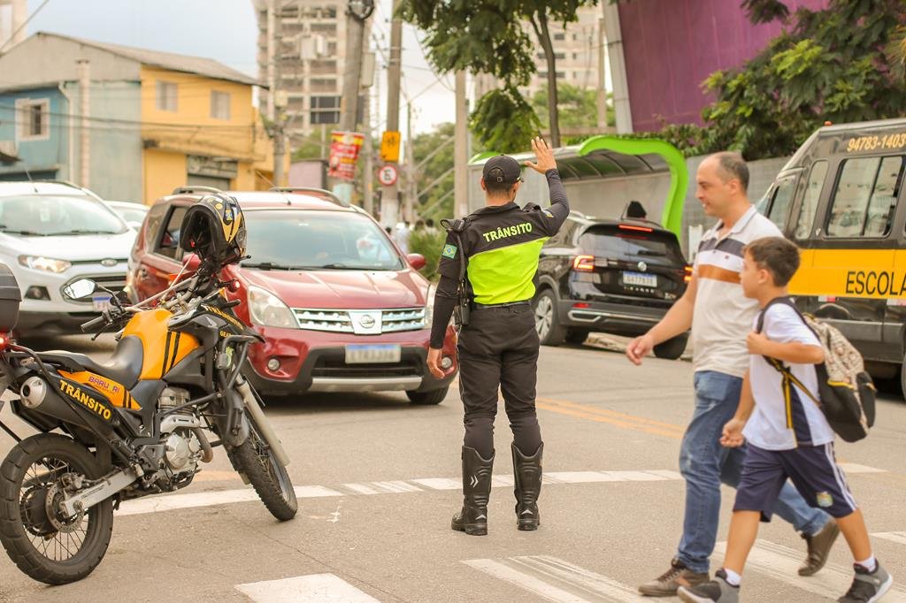 Volta às aulas em Barueri: Semurb reforça segurança no trânsito com ações educativas 2 Agentes de trânsito de Barueri realizando ação educativa de volta às aulas com pedestres e motoristas