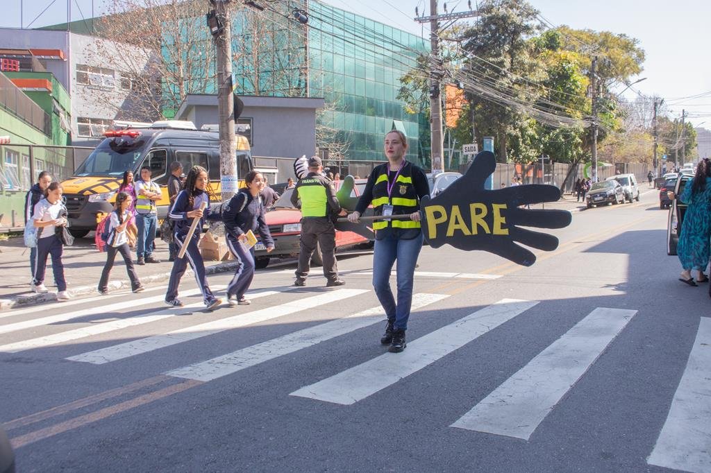 Volta às aulas em Barueri: Semurb reforça segurança no trânsito com ações educativas 1 Agentes de trânsito de Barueri realizando ação educativa de volta às aulas com pedestres e motoristas 2