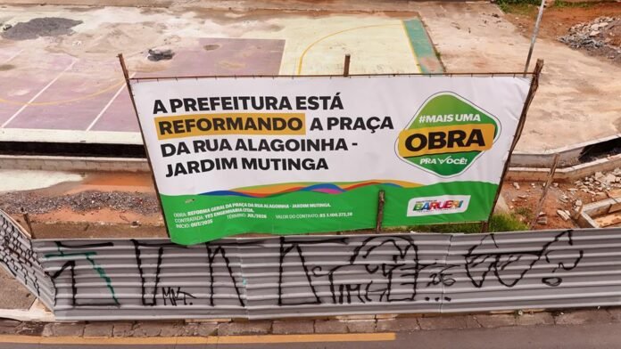 Prefeitura de Barueri remodela praça na Rua Alagoinha, no Jardim Mutinga. Obra inclui academia, totem solar e acessibilidade. Confira os detalhes.