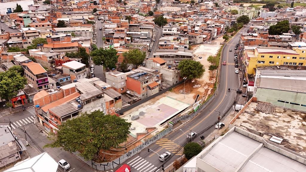 praça na Rua Alagoinha, no Jardim Mutinga. Obra inclui academia, totem solar e acessibilidade. 
