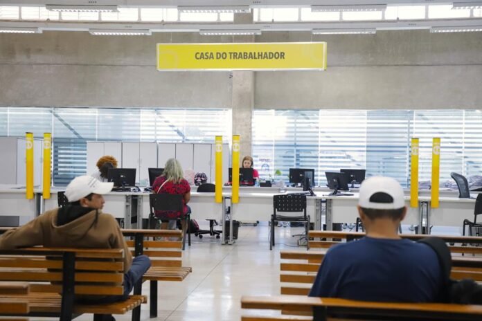 Casa do Trabalhador de Barueri anuncia 27 vagas de emprego com salários de até R$ 3.893