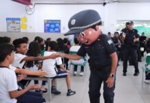 Operação Escola Segura 2026: Barueri inicia ano letivo com reforço na proteção escolar Viatura da Guarda Civil Municipal de Barueri estacionada em frente a uma escola municipal.