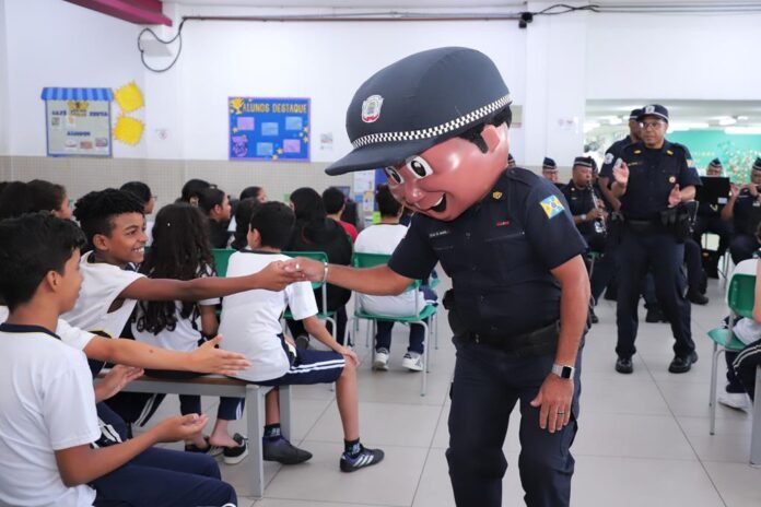 Viatura da Guarda Civil Municipal de Barueri estacionada em frente a uma escola municipal.