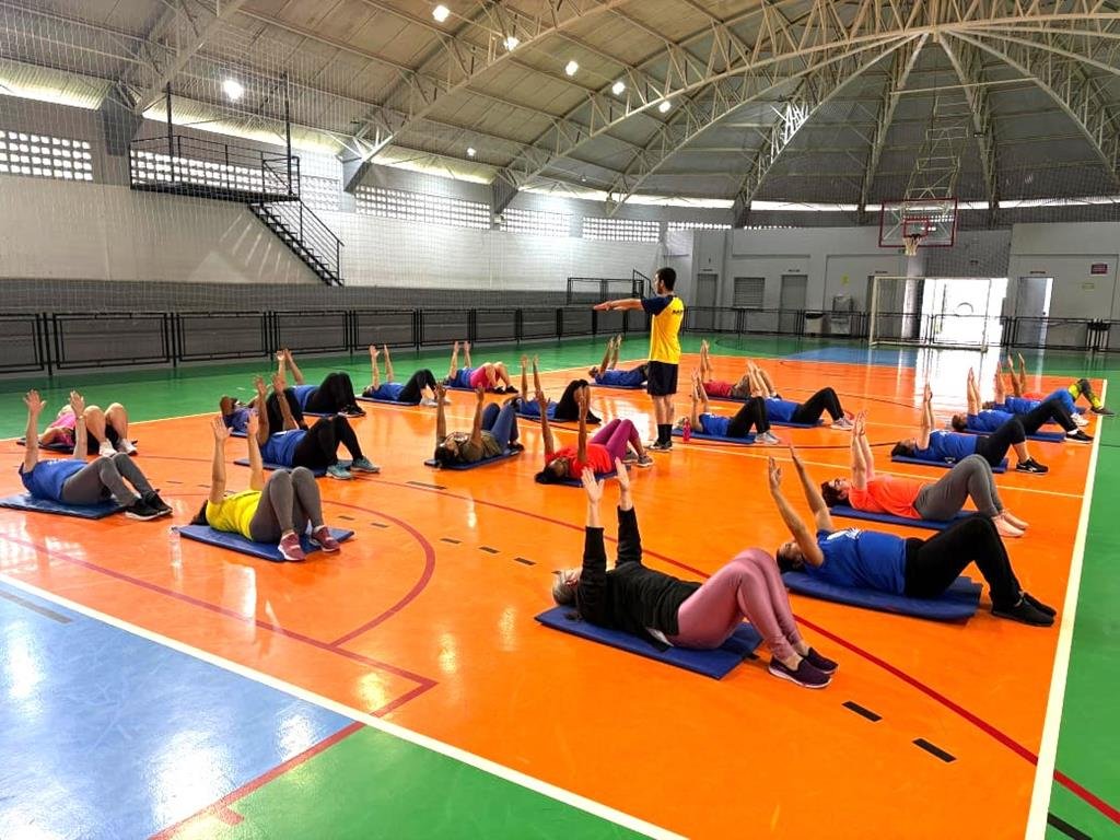 Crianças e jovens praticando esportes em um dos polos esportivos da prefeitura de Barueri