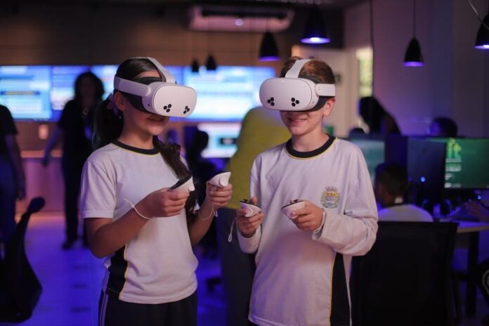 Estudantes de Barueri utilizando óculos de realidade virtual e kits de robótica no Núcleo Wit