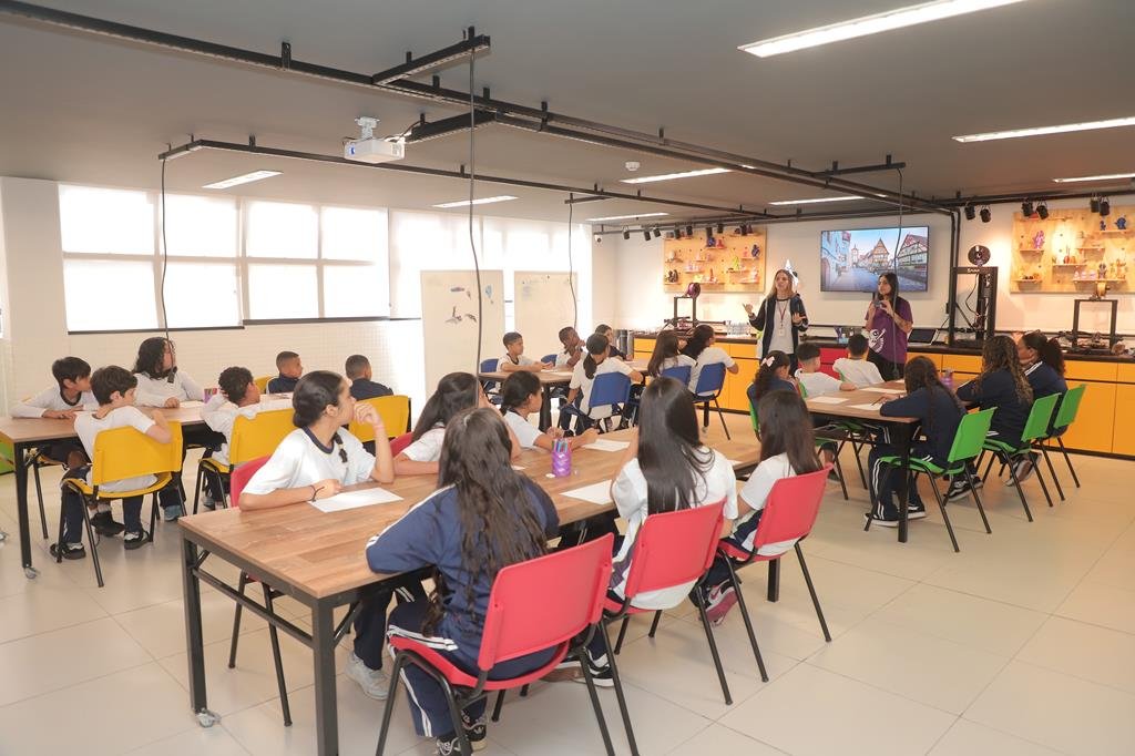 Estudantes de Barueri utilizando óculos de realidade virtual e kits de robótica no Núcleo Wit