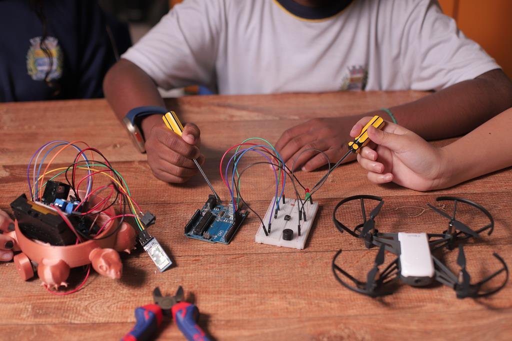 Estudantes de Barueri utilizando óculos de realidade virtual e kits de robótica no Núcleo Wit