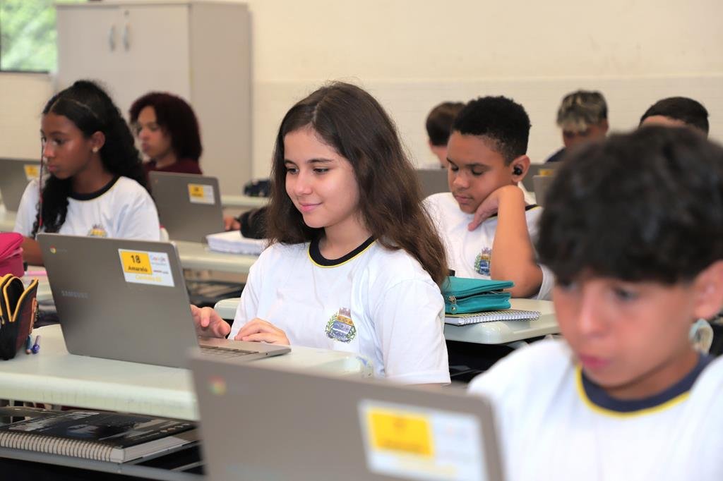 Volta às aulas em Barueri 2026: Rede municipal recebe mais de 62 mil alunos 2 Alunos da rede municipal de Barueri em sala de aula utilizando Chromebooks e novos materiais escolares.