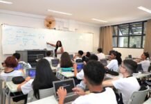 Volta às aulas em Barueri 2026: Rede municipal recebe mais de 62 mil alunos Alunos da rede municipal de Barueri em sala de aula utilizando Chromebooks e novos materiais escolares.