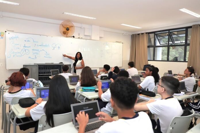 Alunos da rede municipal de Barueri em sala de aula utilizando Chromebooks e novos materiais escolares.