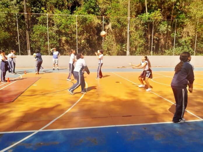 Crianças e adolescentes participando de atividades esportivas e de civismo na Vila Militar de Barueri através do programa Profesp
