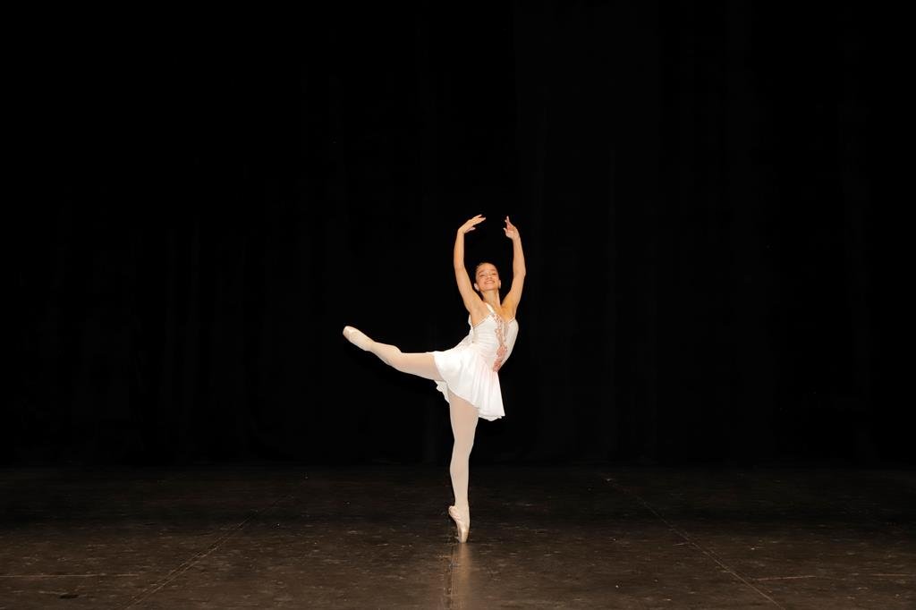 Bailarinos se apresentando no palco do Complexo Cultural Praça das Artes em Barueri