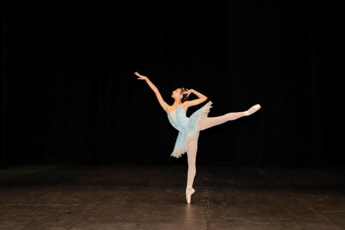 Bailarinos se apresentando no palco do Complexo Cultural Praça das Artes em Barueri