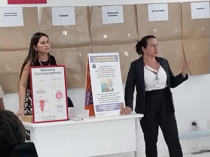 Profissionais de saúde em Barueri realizando palestra de orientação para jovens sobre saúde reprodutiva
