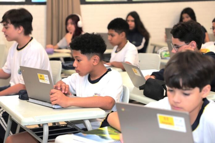 Alunos da rede municipal de Barueri em sala de aula celebrando o índice de alfabetização do MEC