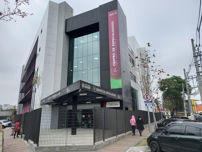 Fachada do prédio do Centro de Especialidades de Barueri na Rua Benedita Guerra Zendron