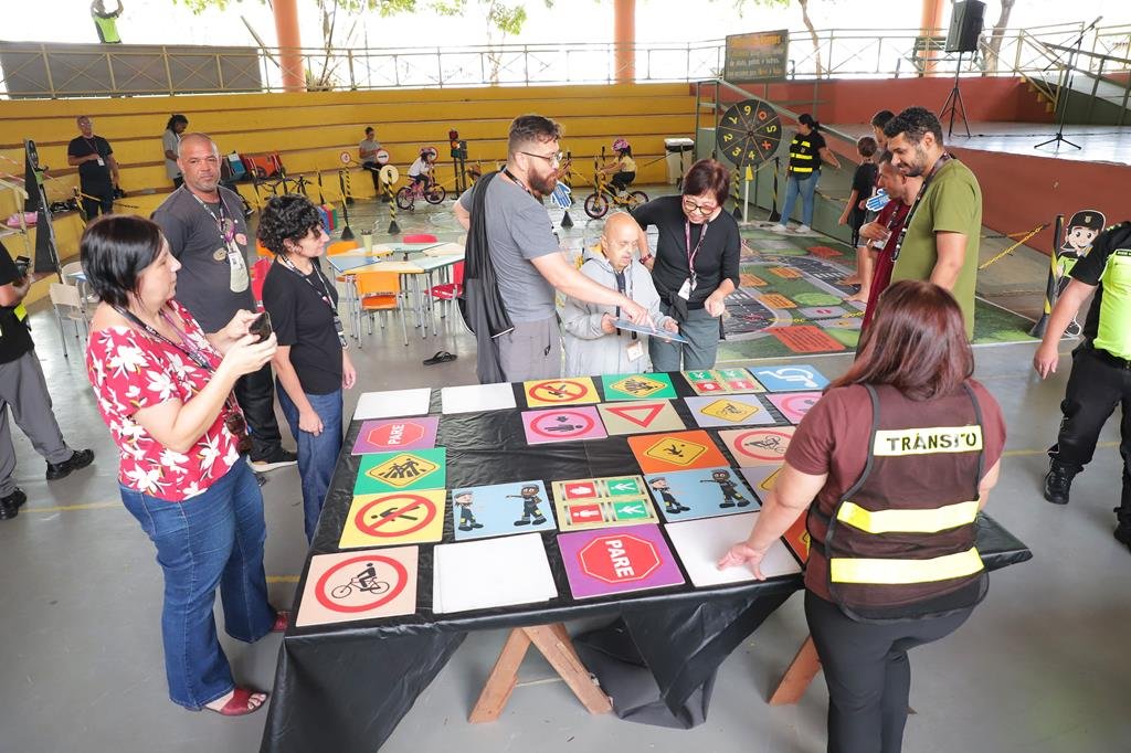 Crianças participando da minicidade de trânsito no Parque Dom José em Barueri Semurb Trânsito