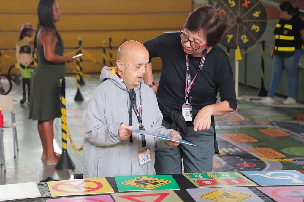 Semurb Crianças participando da minicidade de trânsito no Parque Dom José em Barueri