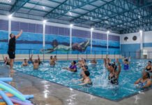 Carapicuíba abre inscrições para aulas para 2026 de hidroginástica Alunos praticando hidroginástica em piscina pública de Carapicuíba