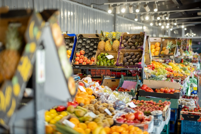 a desvalorização do dólar e previsibilidade para compras, viagens e investimentos; entender se é hora de investir em estoque ou tecnologia importada para o brasileiro