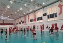 Projeto Raízes Osasco abre vagas de vôlei e basquete para 2026 Meninas praticando vôlei em quadra poliesportiva durante aula do Projeto Raízes em Osasco