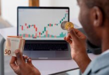 Mercado Cripto e Bancos: O Que Saiu da Reunião na Casa Branca? A Casa Branca reuniu gigantes do mercado cripto e bancos americanos. Descubra o impacto no Bitcoin e nas stablecoins