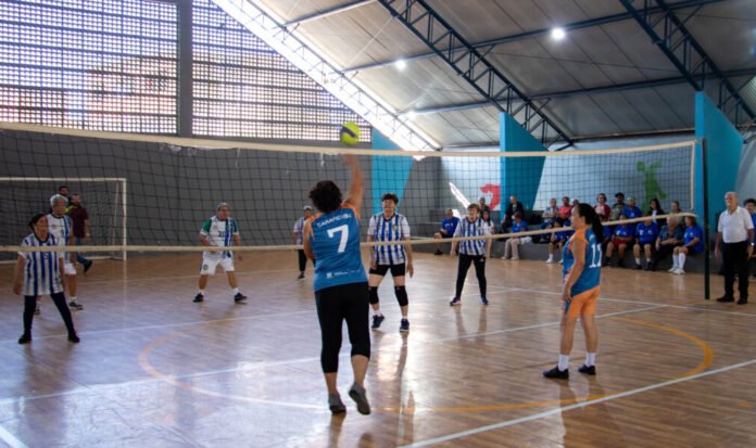 Idosos sorridentes participando de atividades esportivas em Carapicuíba.