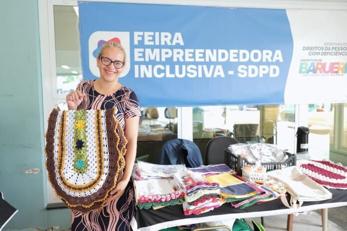 Expositores e produtos artesanais na Feira Empreendedora Inclusiva na sede da SDPD em Barueri